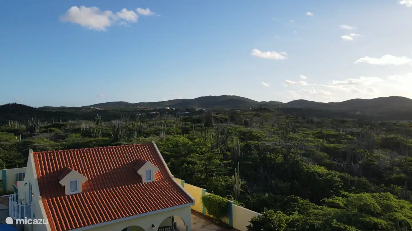 Detrás de la casa las colinas de Parke Arikok