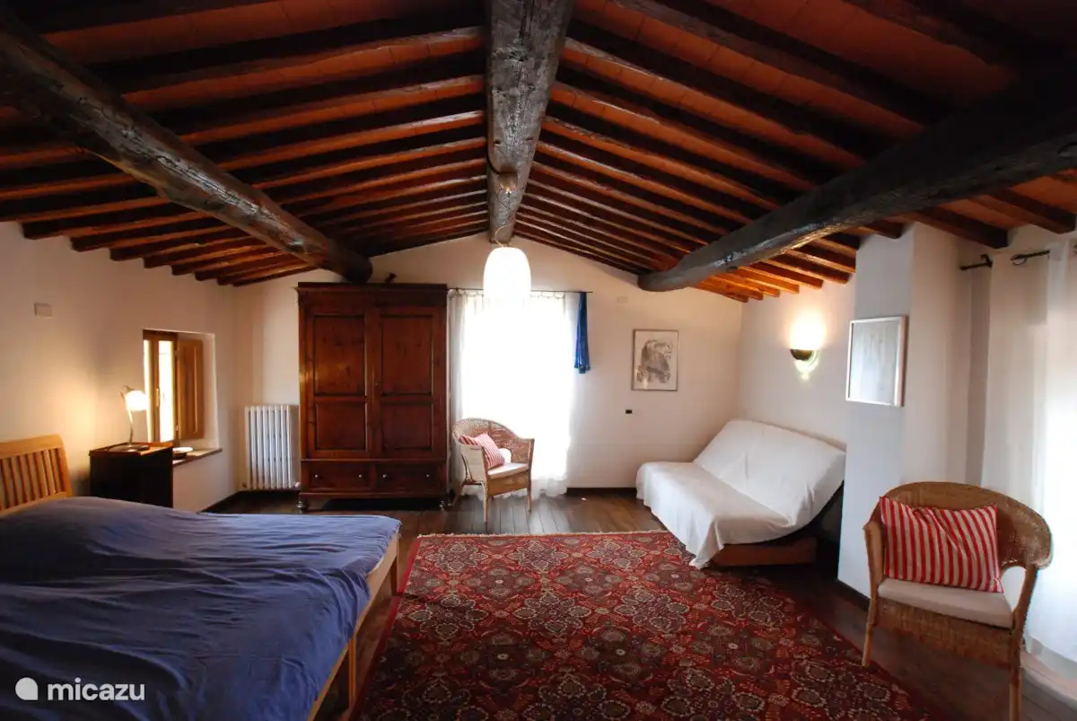 La chambre principale dans la tour.