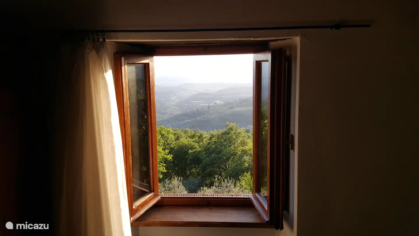 La vue de la fenêtre sur les collines du Chianti