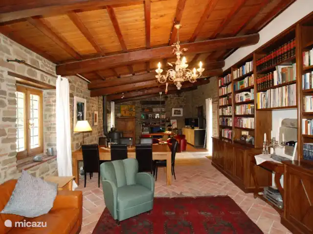 apartamento en Italia, Toscana, Castelfranco Piandisco – Borgo Morgiano-Torre Sala común de la biblioteca.