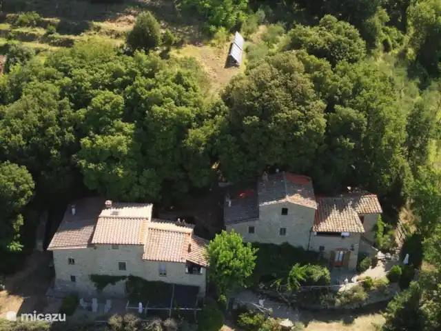 apartamento en Italia, Toscana, Castelfranco Piandisco – Borgo Morgiano-Torre En el centro de la foto está nuestro sistema solar térmico de 20kW que garantiza duchas calientes casi todo el año.