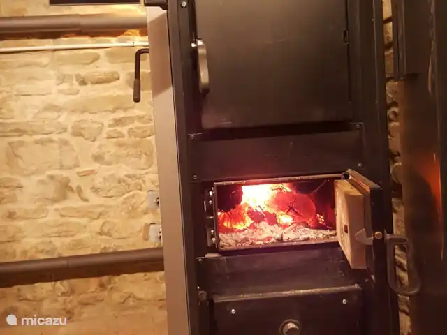 apartamento en Italia, Toscana, Castelfranco Piandisco – Borgo Morgiano-Torre Esta es nuestra estufa de leña, que calienta los apartamentos con leña local cuando la energía solar no es suficiente.