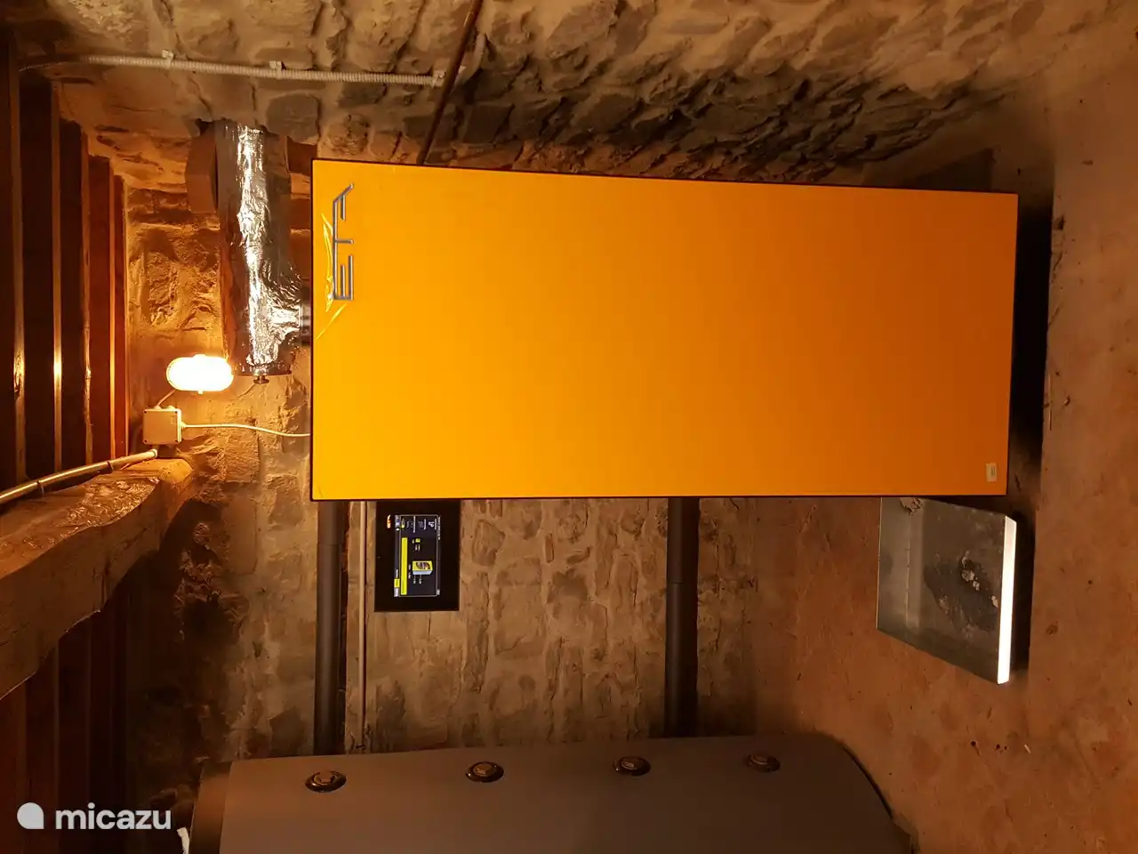 Il s'agit de notre poêle à bois, qui chauffe les appartements avec du bois local lorsque l'énergie solaire n'est pas suffisante.