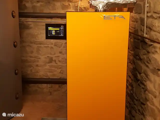apartamento en Italia, Toscana, Castelfranco Piandisco – Borgo Morgiano-Torre Esta es nuestra estufa de leña, que calienta los apartamentos con leña local cuando la energía solar no es suficiente.