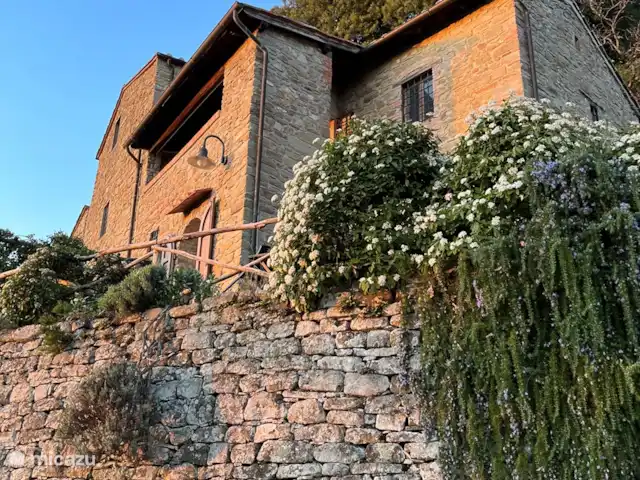 apartamento en Italia, Toscana, Castelfranco Piandisco – Borgo Morgiano-Torre Vista de la antigua muralla y del edificio de piedra.