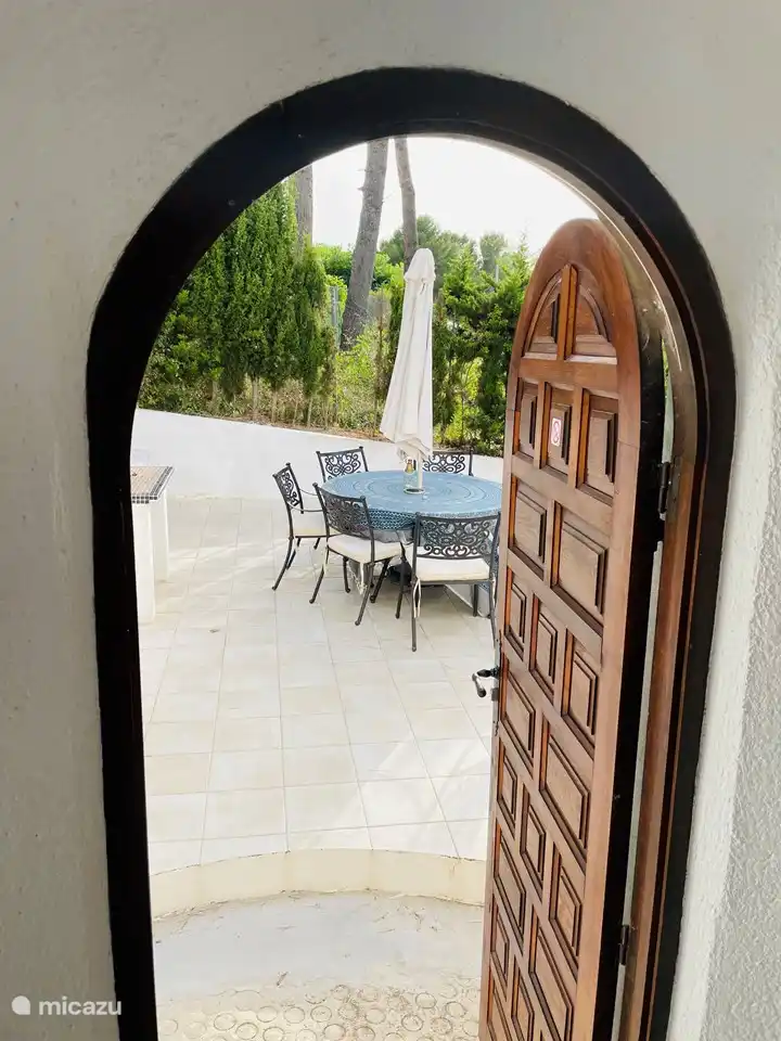 Terrasse auf der Rückseite, schön am Abend. mit Gasgrill/Außenküche