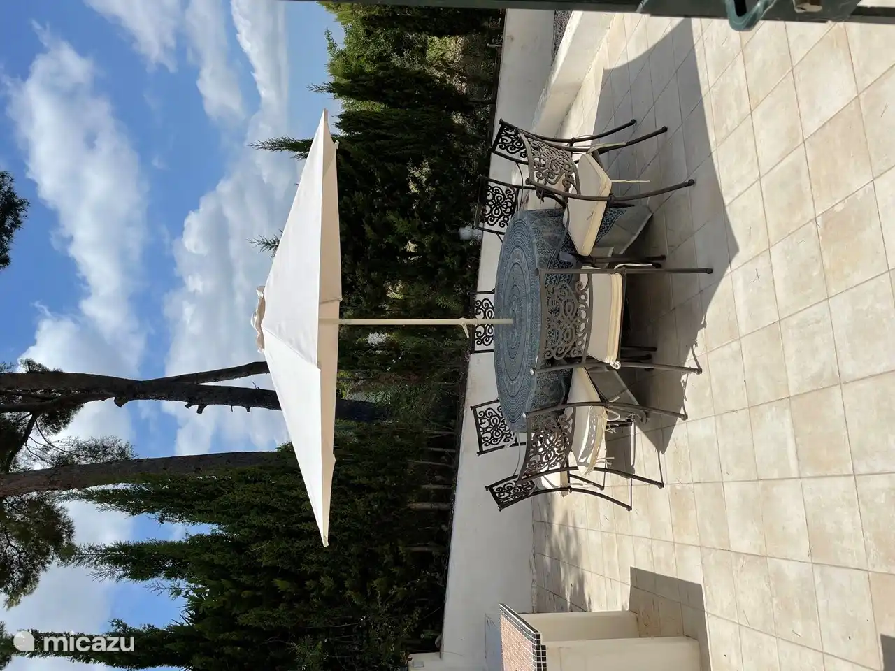 Schöne Terrasse auf der Rückseite des Hauses. Hier gibt es auch einen großen Gasgrill. Ein schöner Ort in der Abendsonne. 