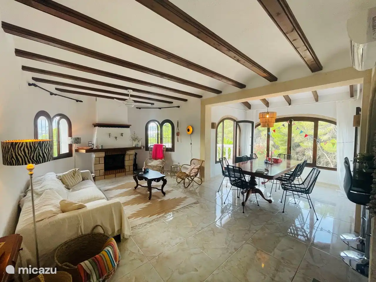 Wohnzimmer mit Sitzecke, Esstisch und Bar in der Küche