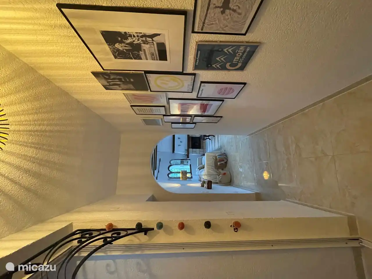 Der Flur ist attraktiv mit verschiedenen Postern gestaltet