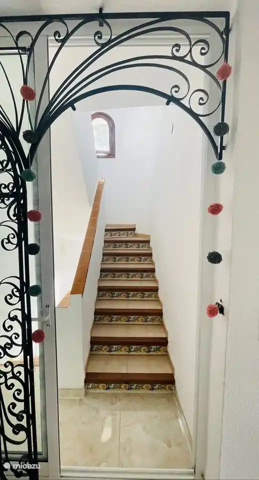 Türmchen auf der Rückseite des Hauses verbindet die Stockwerke und gibt Zugang zur hinteren Terrasse.