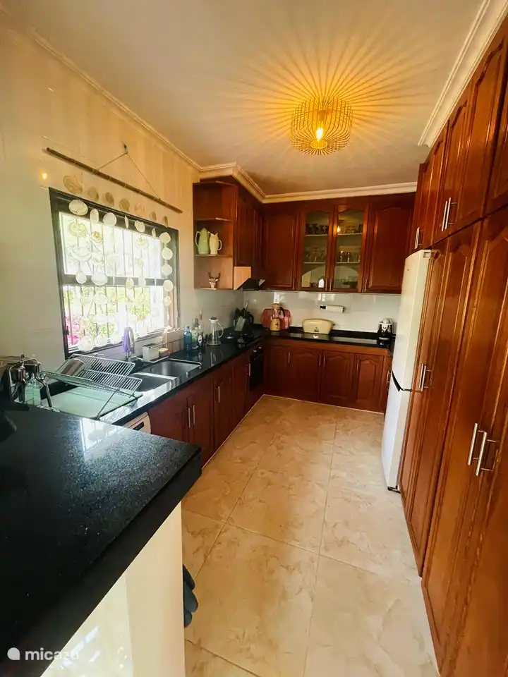 Küche mit Bar mit allen Annehmlichkeiten ausgestattet