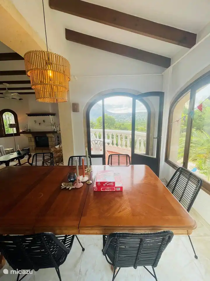 Esstisch in der Nähe der Küche mit kleinem Balkon, von dem Sie einen schönen Blick über das Tal und den Montgo haben