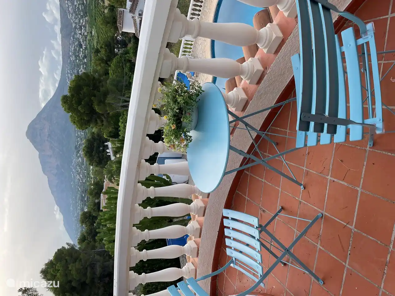 Vom Wohnzimmer aus gibt es einen kleinen Balkon, auf dem Sie morgens einen Kaffee genießen und einen Blick über das Tal und den Montgo Berg haben können