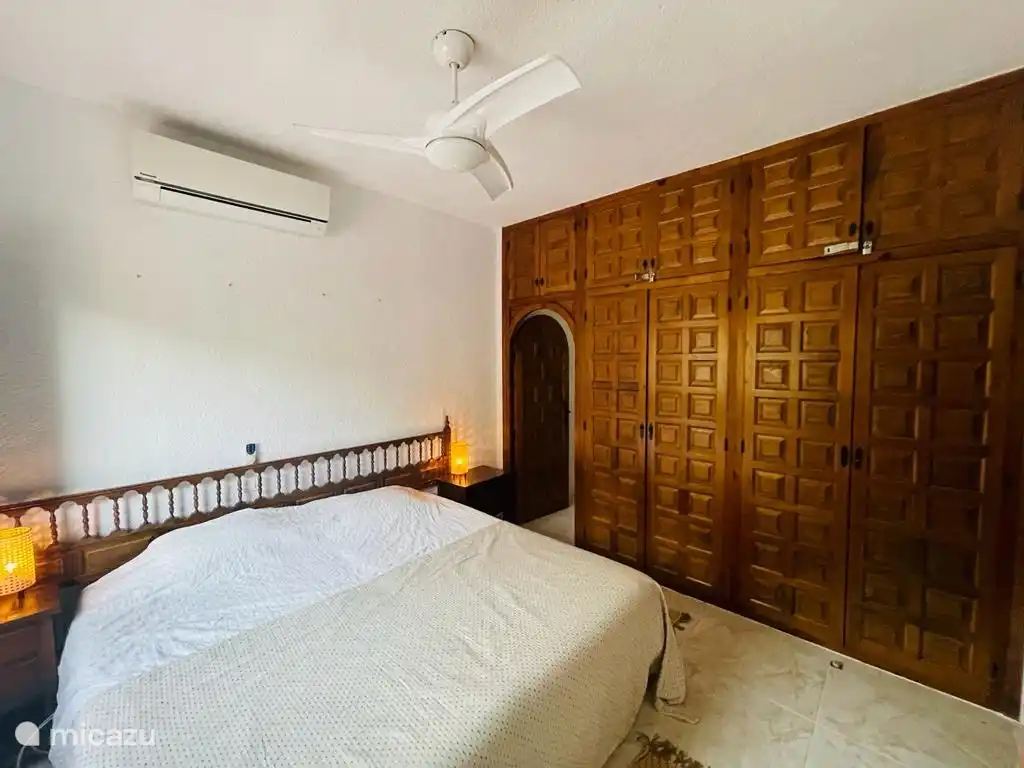 Schlafzimmer 1 mit Tür mit Zugang zum Badezimmer mit Badewanne/Dusche