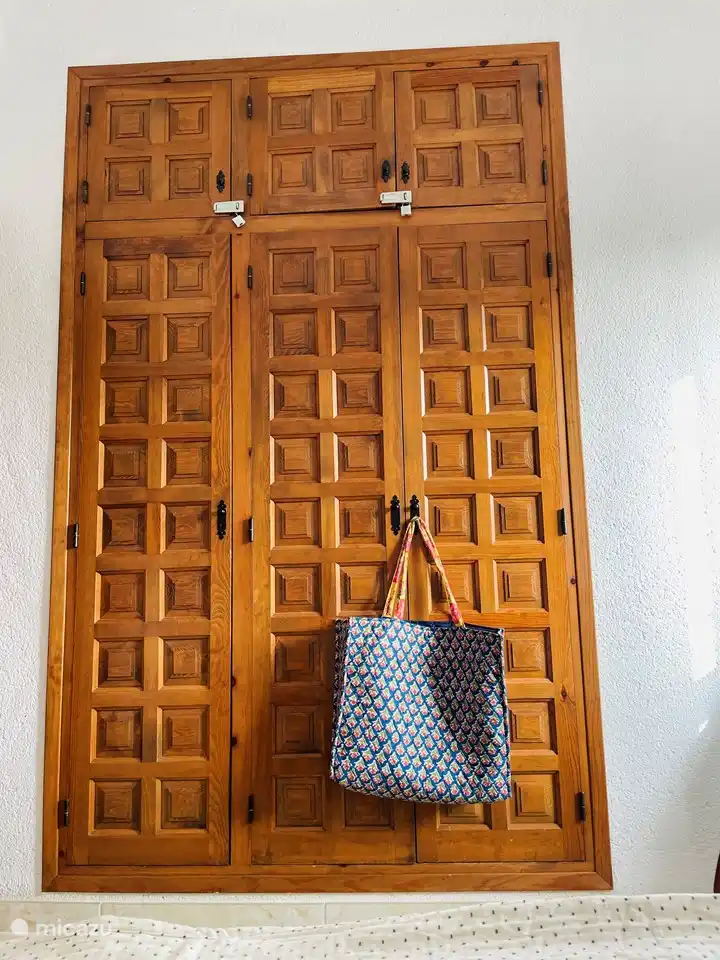 schöne Einbauschränke mit typisch spanischen Türen