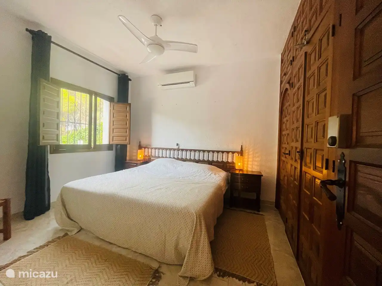 Schlafzimmer 1 mit Rollläden, Klimaanlage und Ventilator