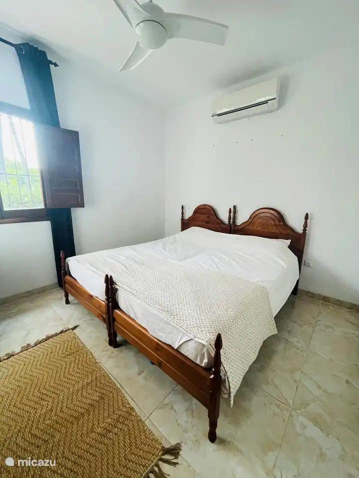 Schlafzimmer 2 mit Rollläden, Klimaanlage und Ventilator