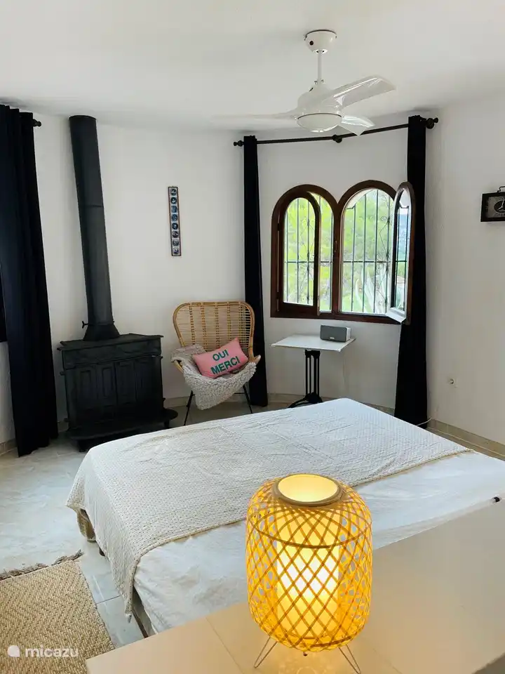 Großes Schlafzimmer (Schlafzimmer 3) im Erdgeschoss. Kann als großes Familienzimmer mit zwei zusätzlichen Ausziehbetten genutzt werden. Das Zimmer verfügt über einen Ventilator und ein geräumiges Badezimmer.