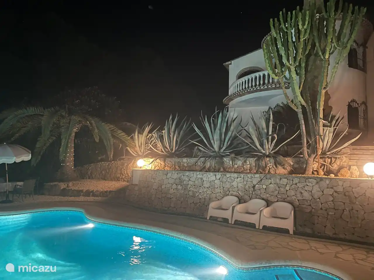 Abends kann der Pool beleuchtet werden und es ist immer noch wunderbar, ein erfrischendes Bad zu nehmen