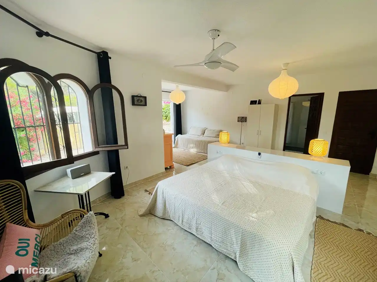 Großes Familienzimmer im Erdgeschoss mit Blick auf den Pool und das Tal