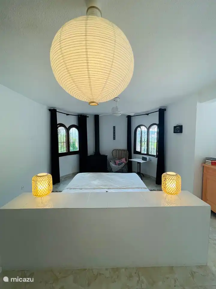 Großes Familienzimmer hat auch einen Holzofen.