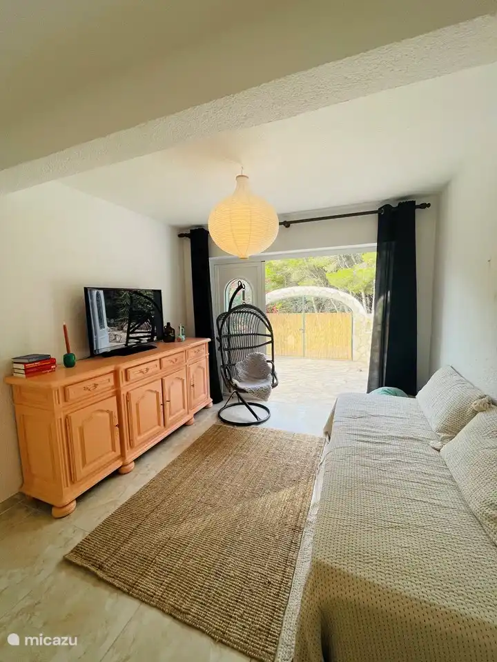 Großes (Familien-)Schlafzimmer im Erdgeschoss mit Fernseher, Hängesessel und 2 Zustellbetten.