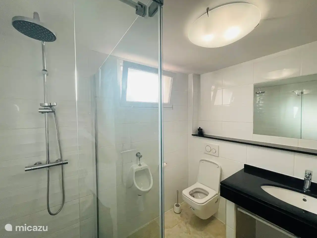 Badezimmer zu Schlafzimmer 4 gehörend