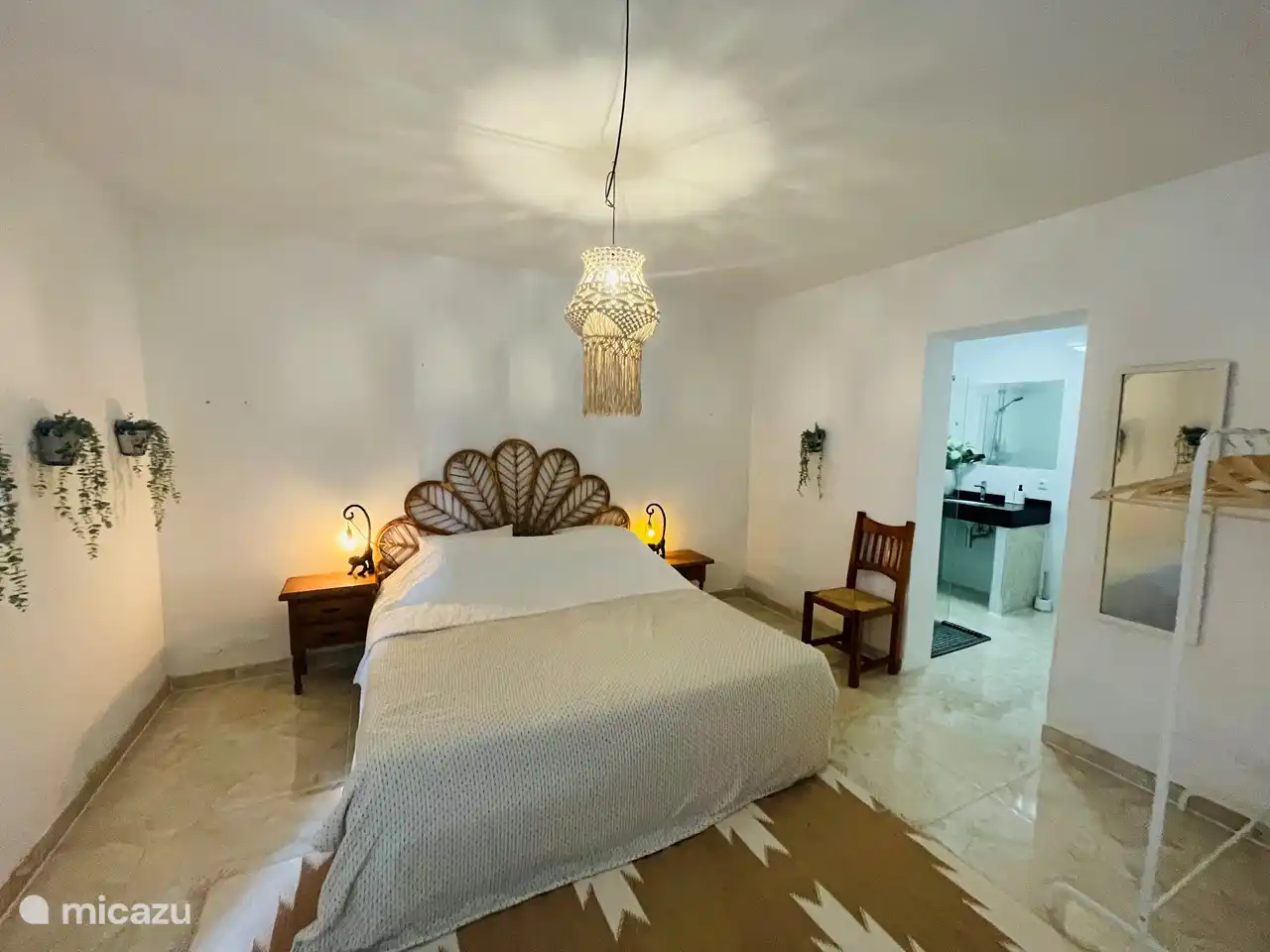 Schlafzimmer 5 mit Badezimmer. Zimmer mit Klimaanlage.