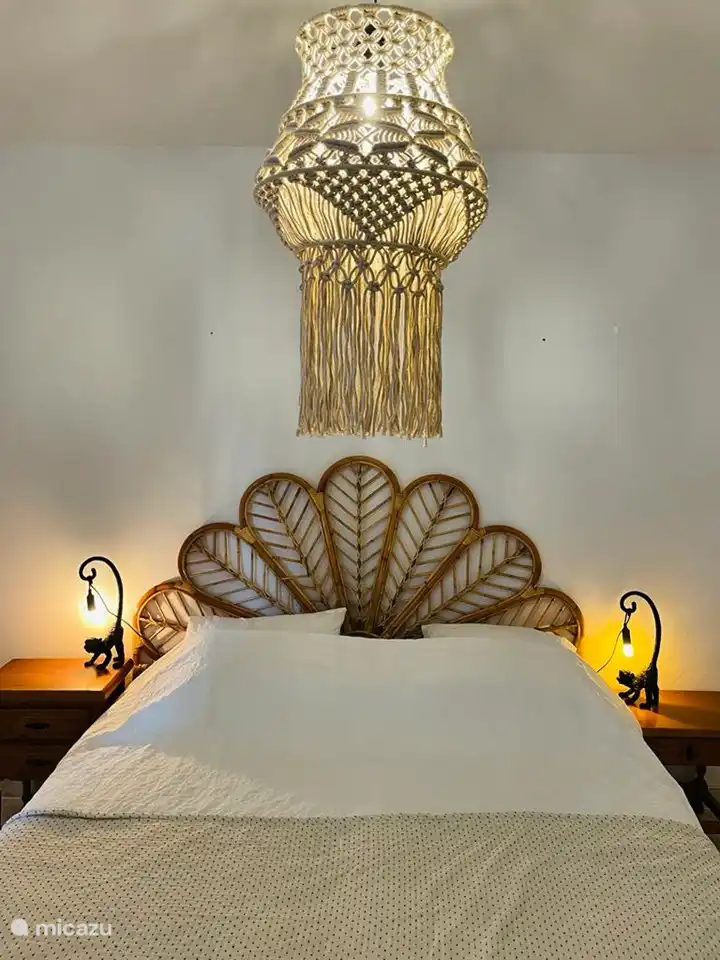 Attraktives Schlafzimmer im Erdgeschoss des Hauses mit Bad neben dem Schlafzimmer