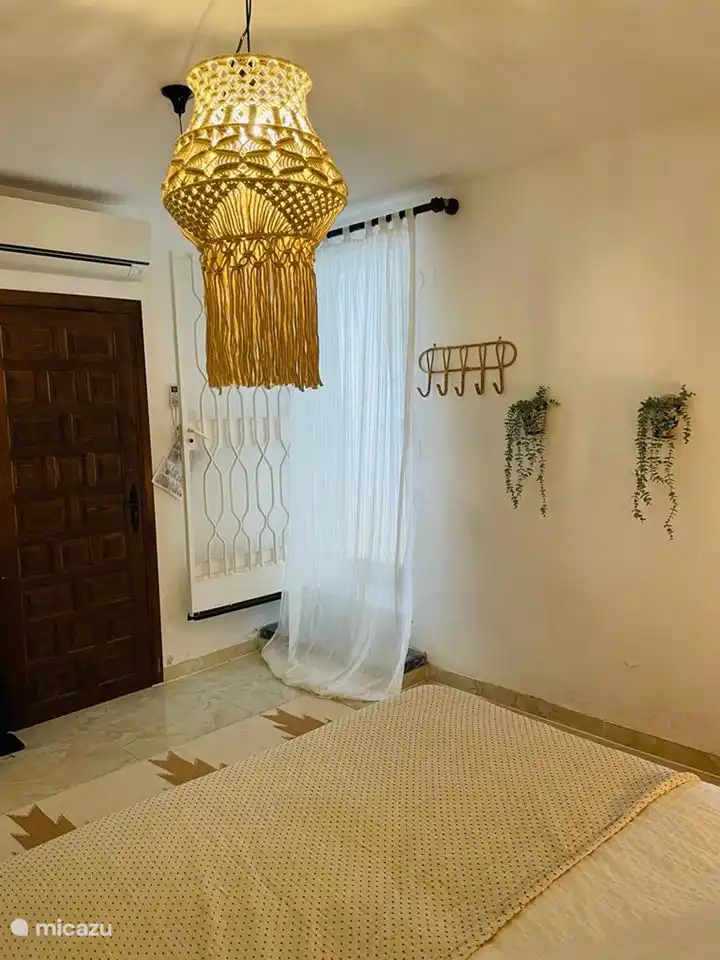 Gemütliches Schlafzimmer im Erdgeschoss mit Klimaanlage. 