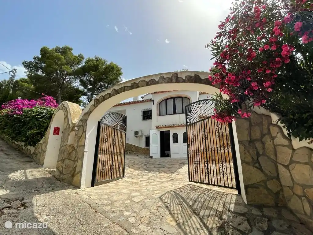 Zwei Autos können durch das große Einfahrtstor auf dem Grundstück geparkt werden. Es gibt ein zweites Tor, an dem ein Auto geparkt werden kann. 