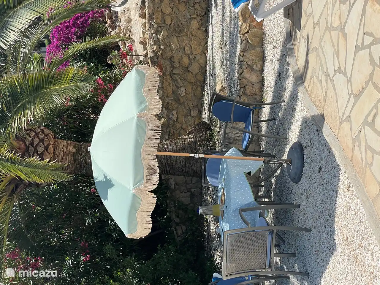 Schöner Schatten am Pool am Morgen