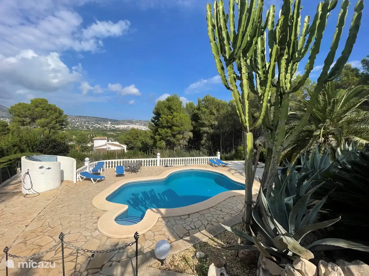 Privater Pool mit Außendusche und Blick auf den Montgo