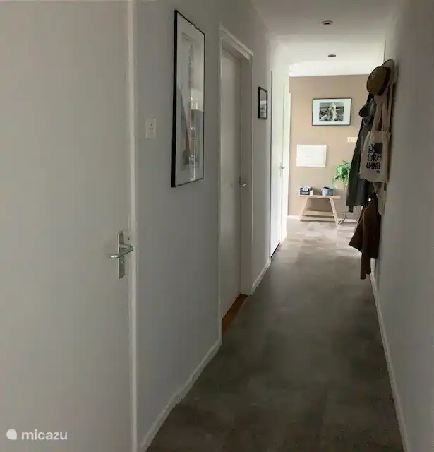 Pasillo largo que da acceso a la sala de estar, 2 dormitorios, baño separado y la cocina.