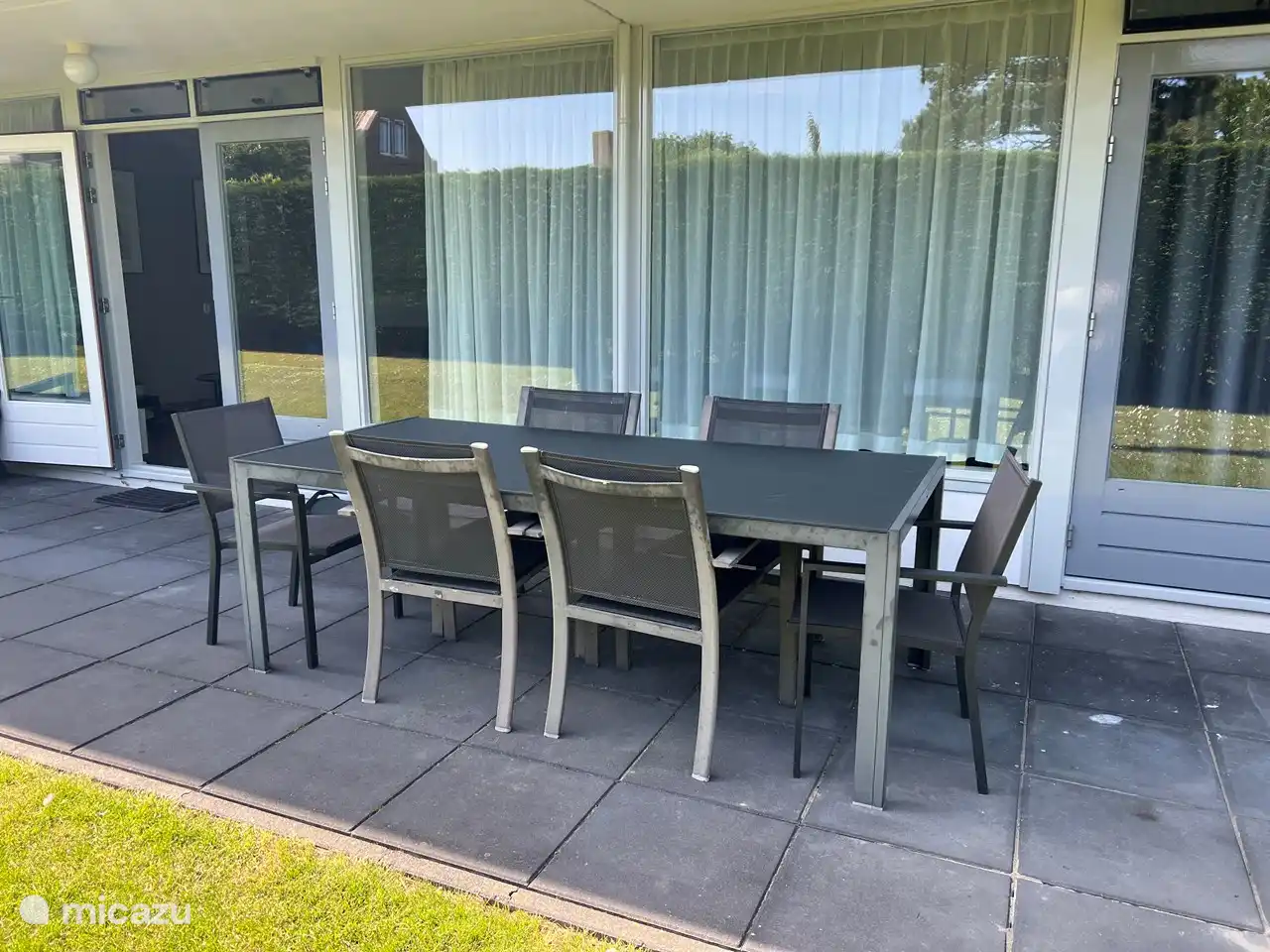 Foto adicional en la parte posterior: mesa de comedor con 6 sillas.