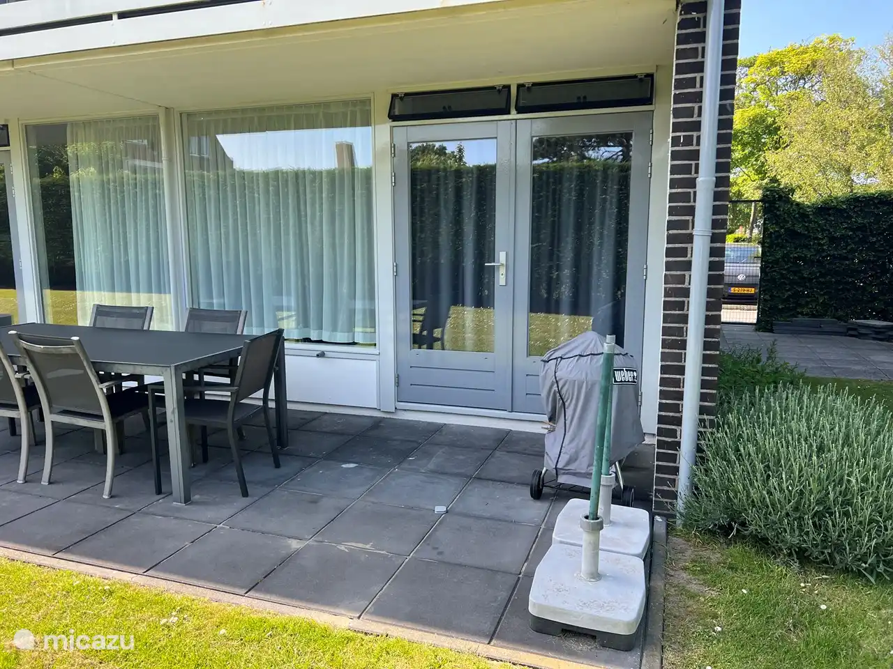 Parte trasera adicional: puertas de patio desde el dormitorio principal.