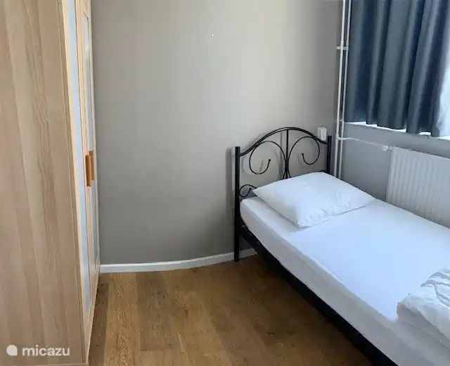 Habitación con 1 cama. Armario separado. Debajo de cama 2 cajones, con algunos juegos y otras cosas. También hay un colchón inflable eléctricamente en el armario para cuando hay un huésped adicional. Mesita de noche y lámpara.