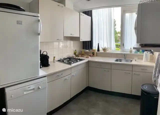 Cocina separada con lavaplatos, refrigerador, estufa y microondas combinado (manual disponible)