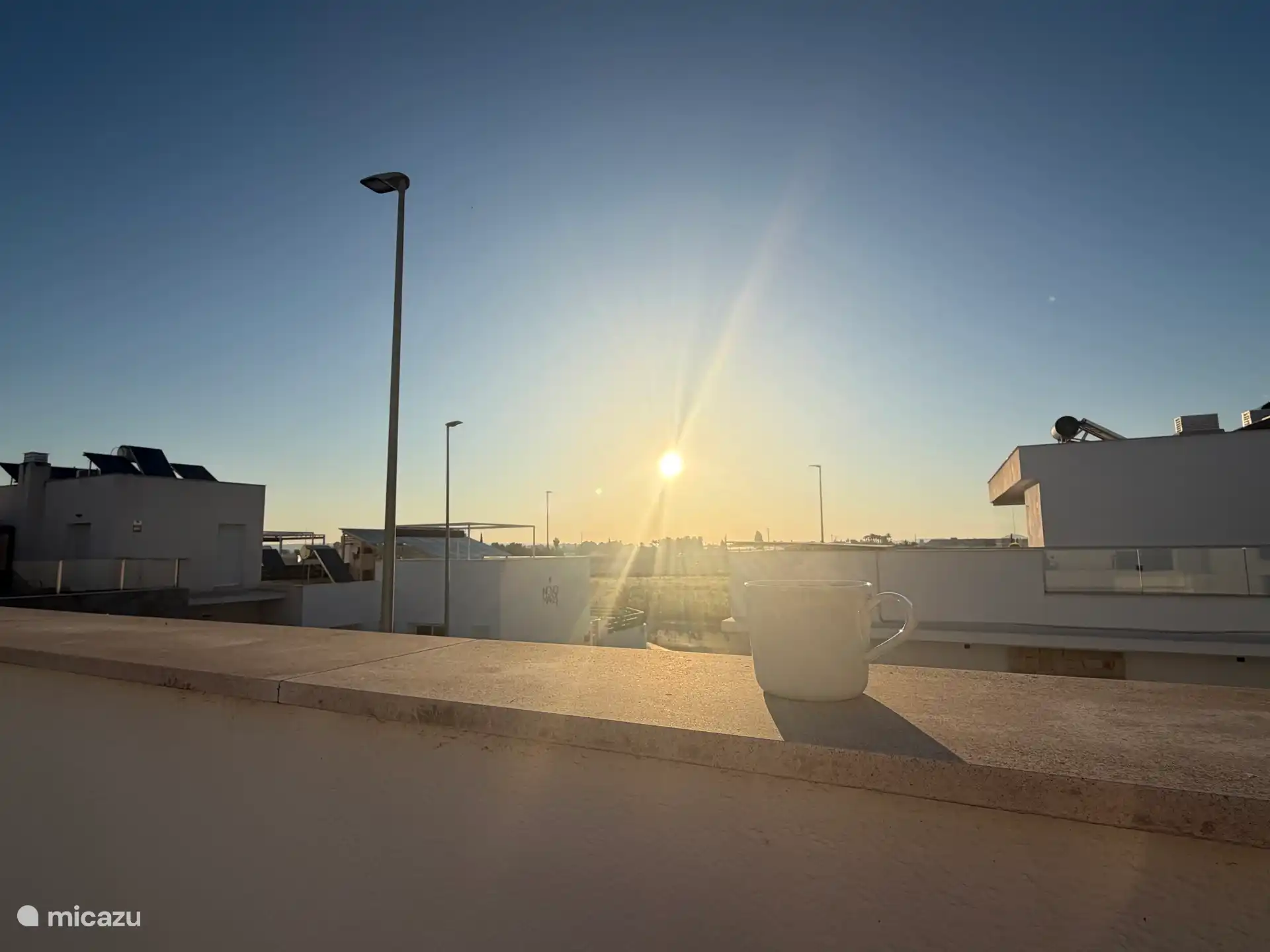 Délicieuse tasse de café au lever du soleil 