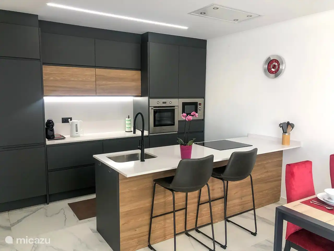 Voll ausgestattete Küche.