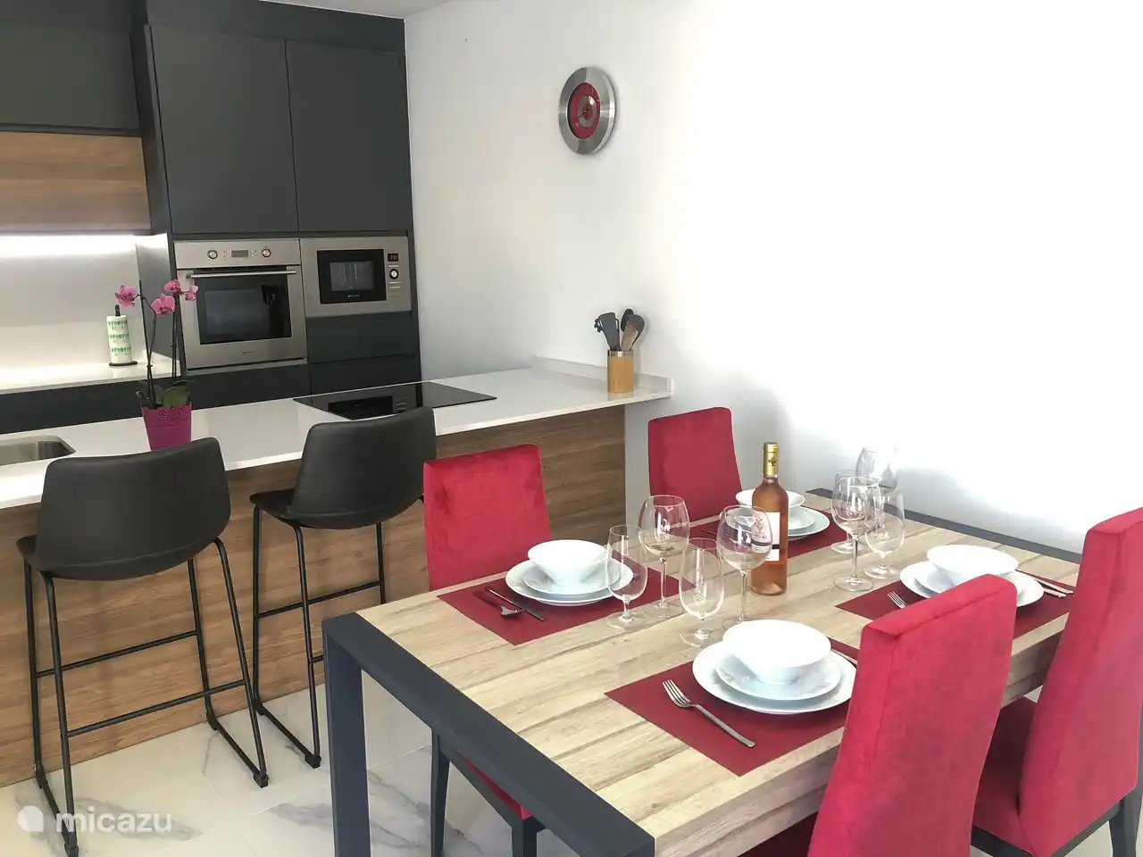 Geräumiger Esstisch, auch ausziehbar/verlängerbar.