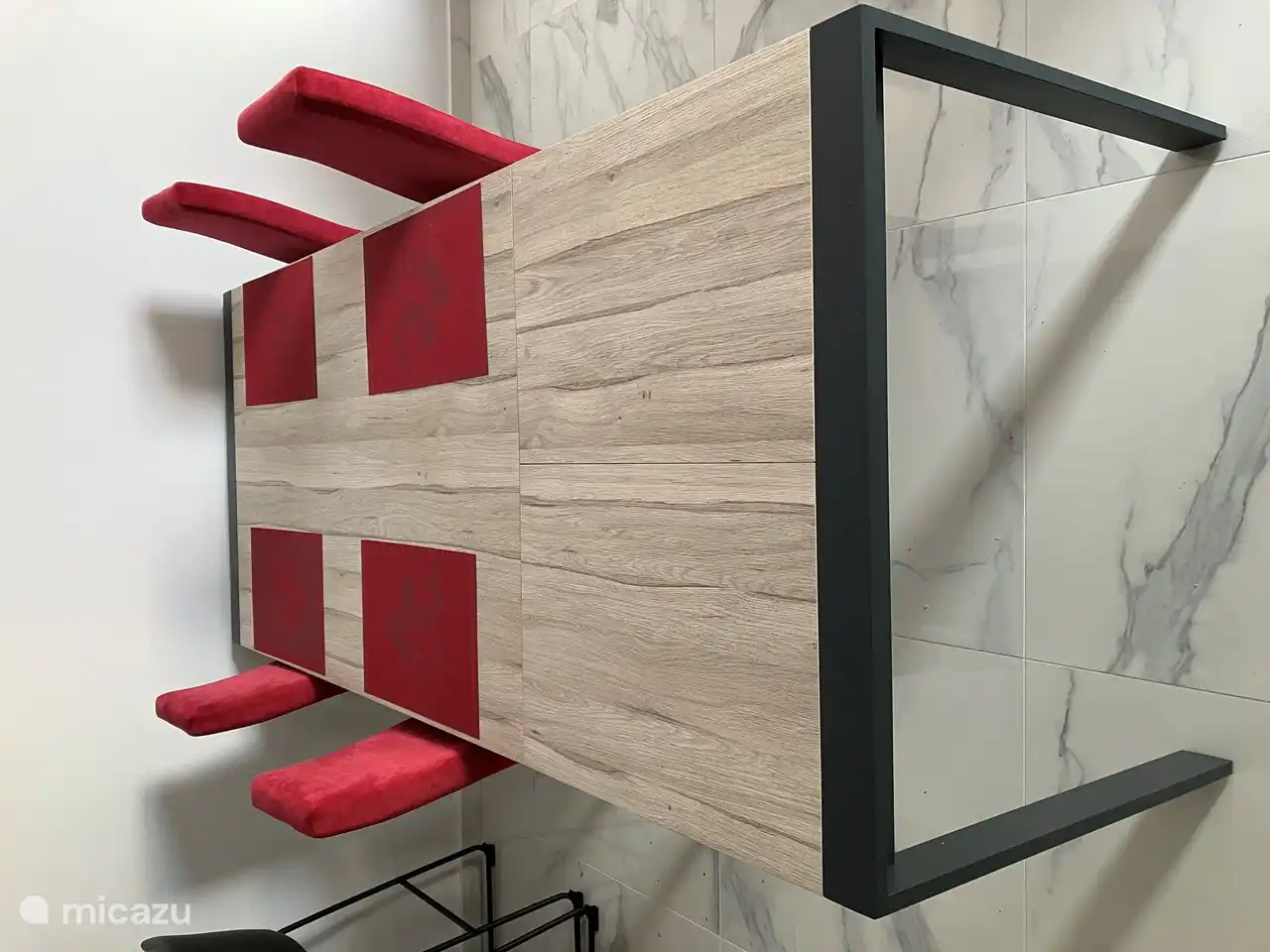 Der Esstisch lässt sich leicht erweitern