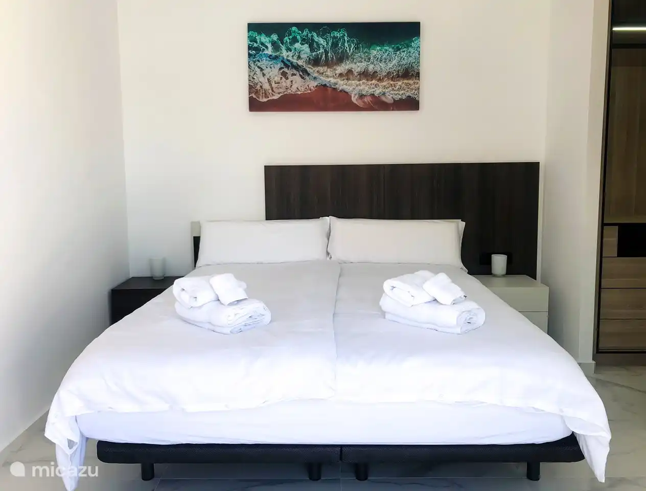 Hauptschlafzimmer mit 210 cm langem Bett.