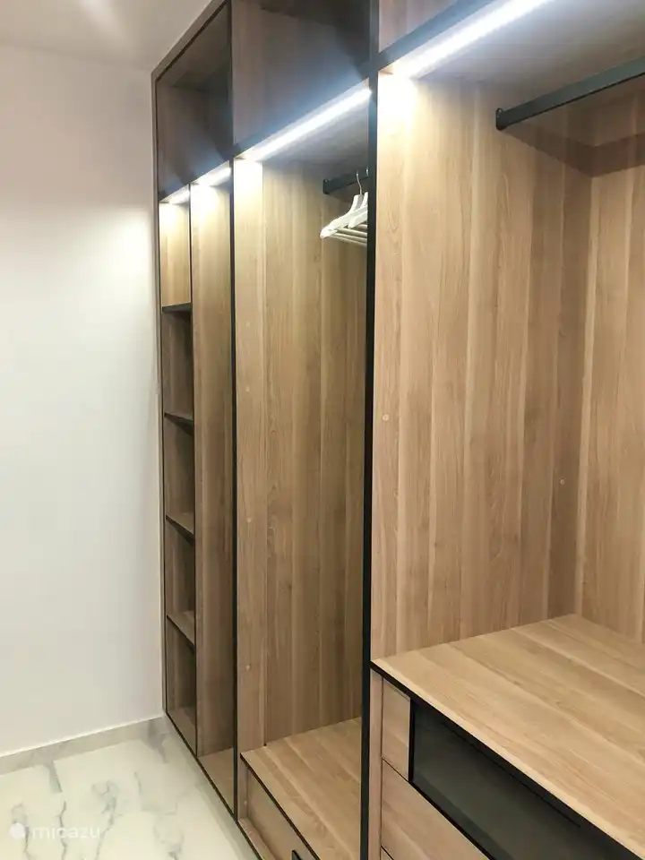 Toller begehbarer Kleiderschrank mit viel Platz