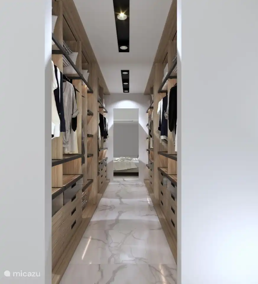 Geräumiger begehbarer Kleiderschrank im Schlafzimmer