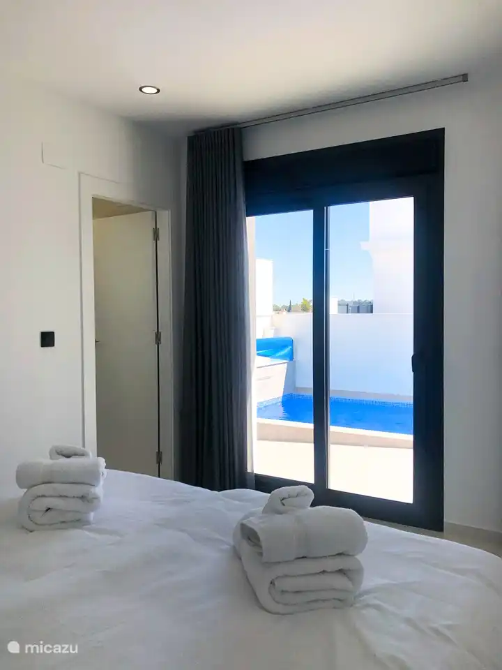 Auch vom Hauptschlafzimmer aus hat man eine hervorragende Aussicht auf den Pool.