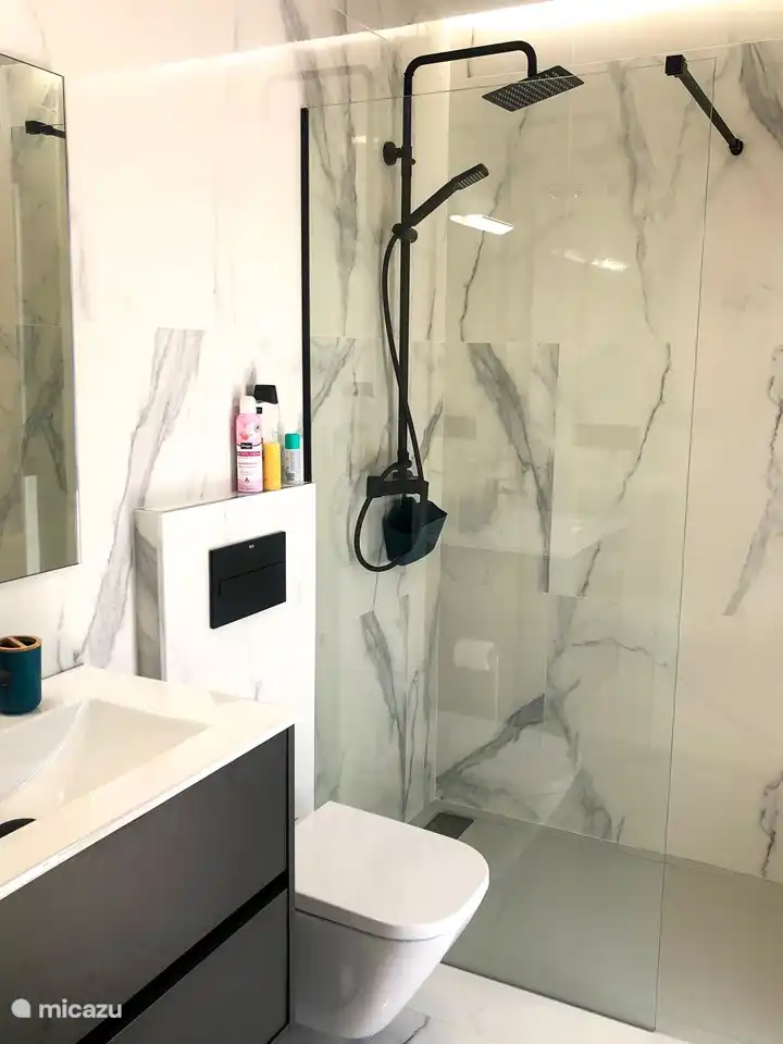 Schönes Badezimmer, das mit dem Hauptschlafzimmer verbunden ist.