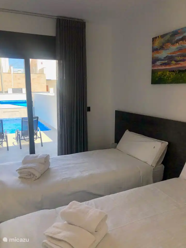 2. Schlafzimmer mit 2 Einzelbetten oder aneinander stellbar.