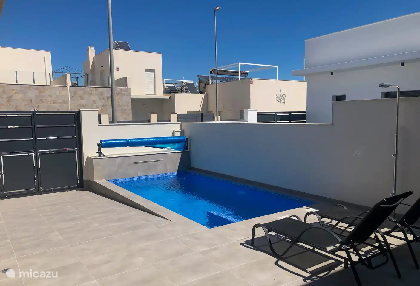 Entspannen Sie sich am Pool.
- 2 Sonnenliegen
- Sonnenschirm
- Esstisch und 2 Stühle