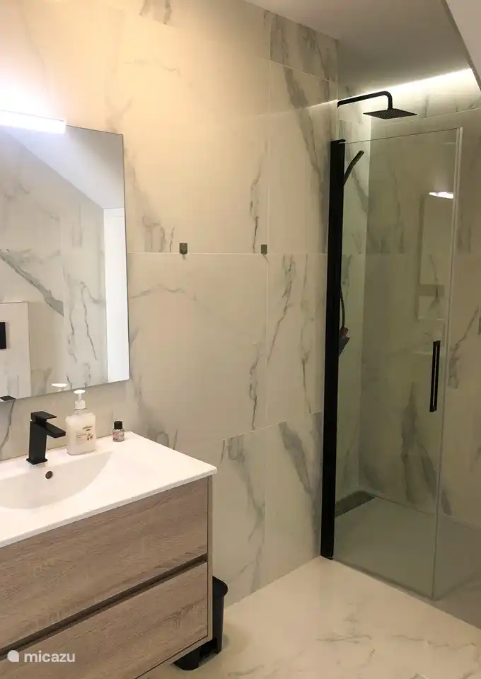 Komplettes Badezimmer.